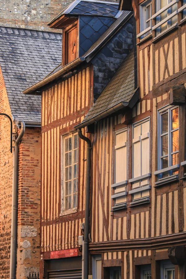 street-scene-of-houses-of-the-old-city-centre-in-honfleur-normandy-france